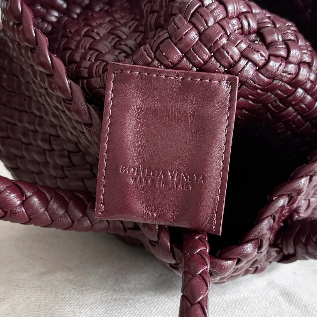 Batch 3760 BV collectible small woven handbags are really YYDS!! Bottega Veneta’s most classic small woven handbags are back! ! We use the highest quality leather with the highest craftsmanship❤️ to create the most expensive works. We have created the Intrecciato leather weaving process❤️ This unique traditional exclusive leather weaving method has not only become our logo but also reflects the time-consuming and labor-intensive craftsmanship of our products❤️ The new TOSCA handbag must be a selection worth collecting🆕 Style number: 776755 Size: 20*15.5*7cm